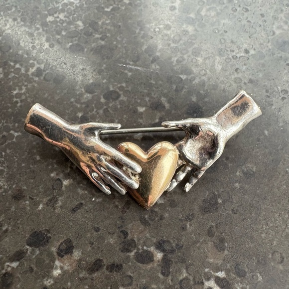 Unique artisan-made pin with gold heart held by two silver hands - Picture 7 of 15